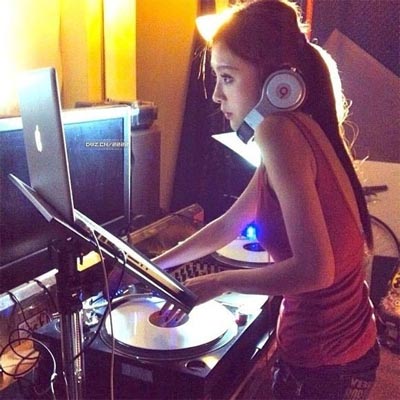 南非奇才dj仅2岁 盘点美女dj