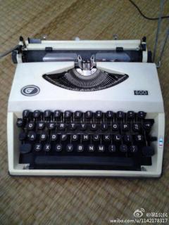 八十年代买的手动英文打字机,色带没有了,不知