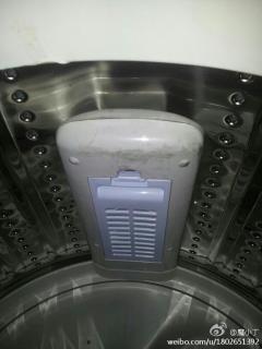 我新买的洗衣机怎么里面有水?而且很脏!是不是