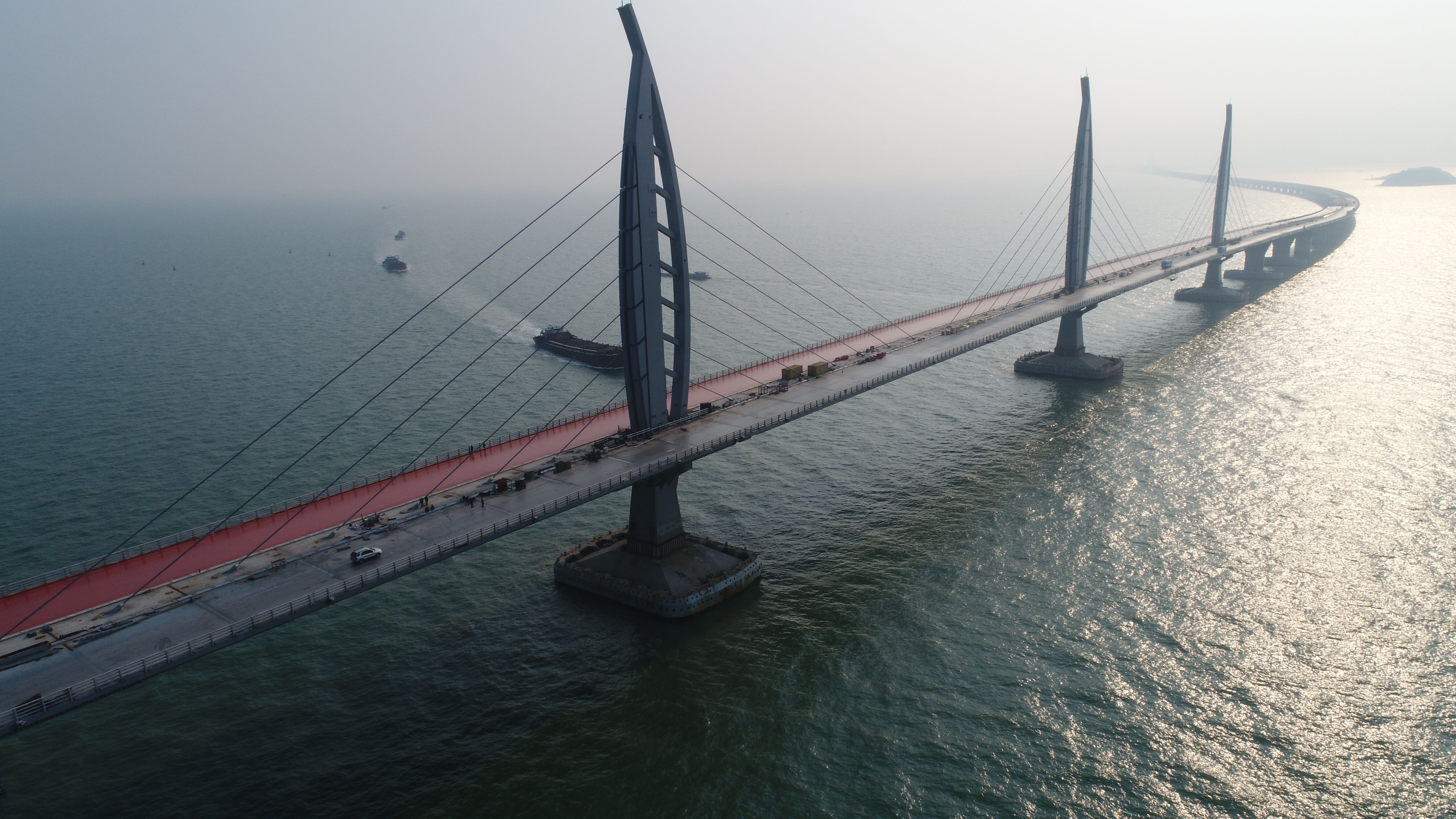连接香港、珠海、澳门的海上大桥 - 中国的“港珠澳大桥”开通