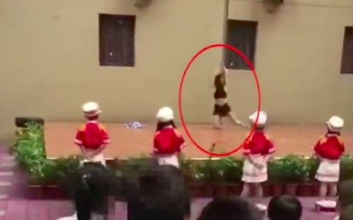 深圳某幼儿园用钢管舞表演欢迎孩子返校