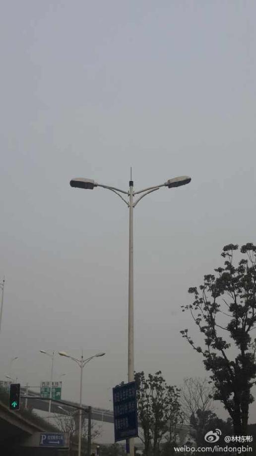 路灯上面的天线状杆子是干嘛用的?