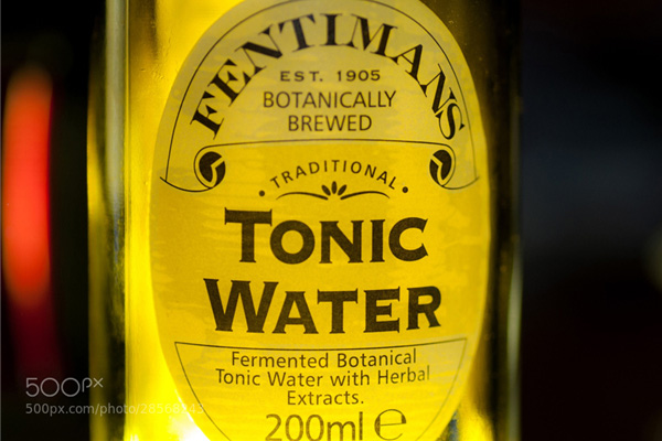 网 托尼克水(tonic water,一般译为汤利水)通常含有奎宁水来调味