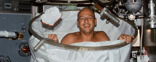 宇航员密封浴桶图片