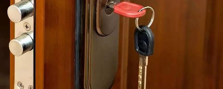 钥匙在门上拔不下来怎么办