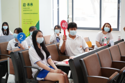 ضرب مباشرة اختبار الحمض النووي الوطني في منطقة ليوان ، قوانغتشو.عمل الأطباء والممرضات طوال الليل ، وكان المواطنون صبورًا للغاية وتعاونًا.