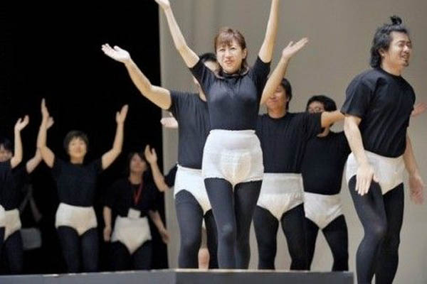 日本姑娘为何爱穿纸尿裤?
